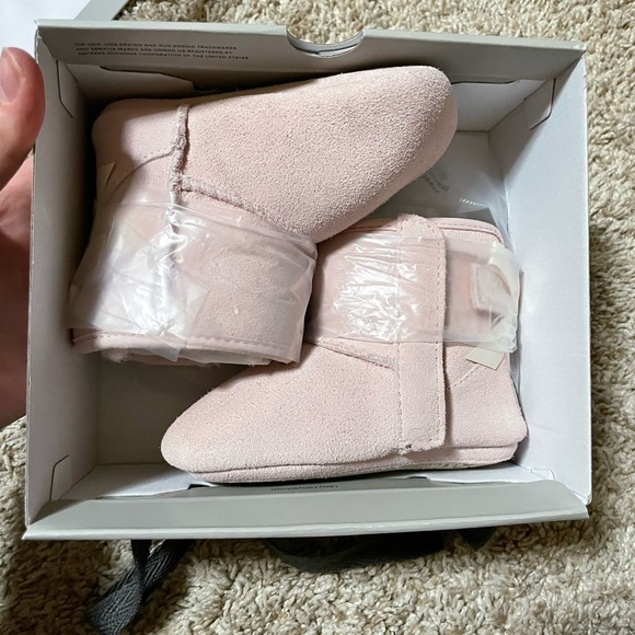 New in gift box! Size 4/5 baby/toddler. Light pink. Style Jesse Bow ii bootie - Picture 2 of 5
